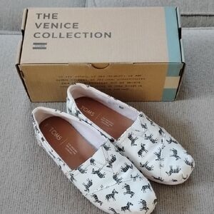 TOMS Women's Size 6 Zebra Pattern Flats Black and White, Venice Collection TOMS